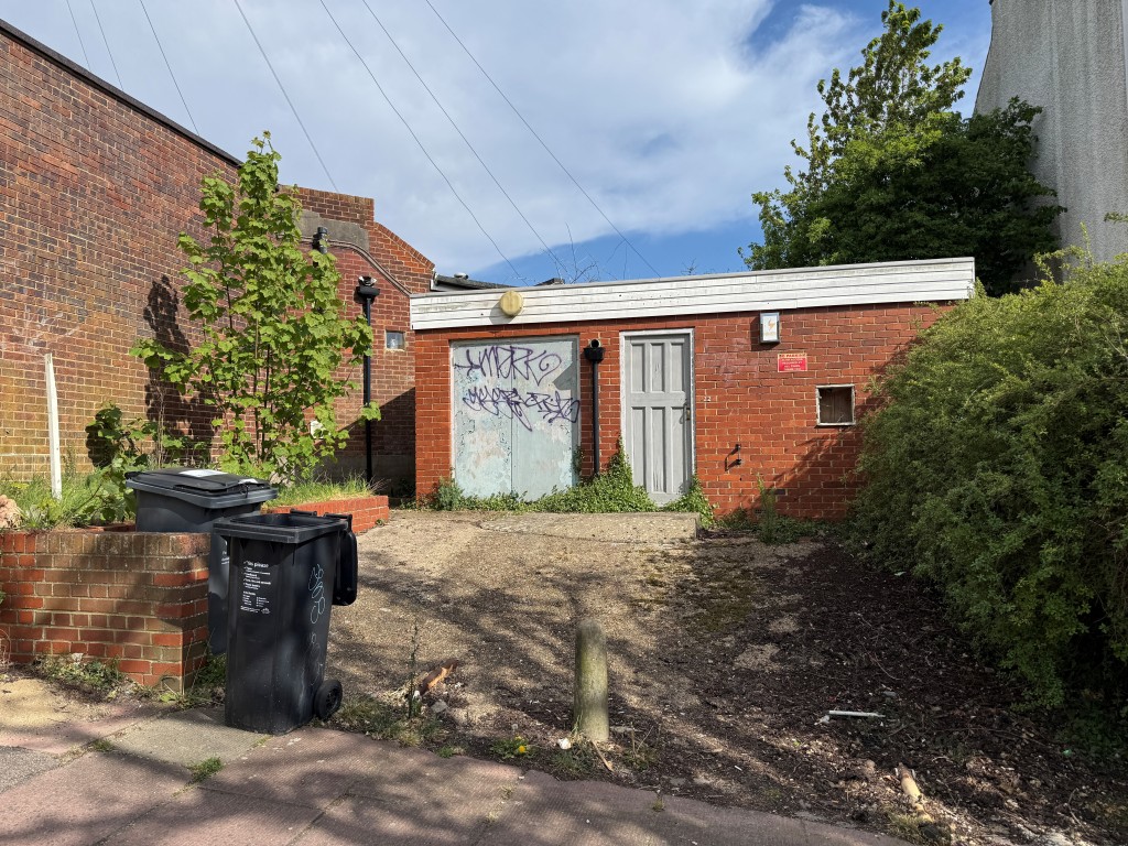 Lot: 22 - FORMER POLICE OFFICE WITH POTENTIAL - Front view with driveway and outside area
